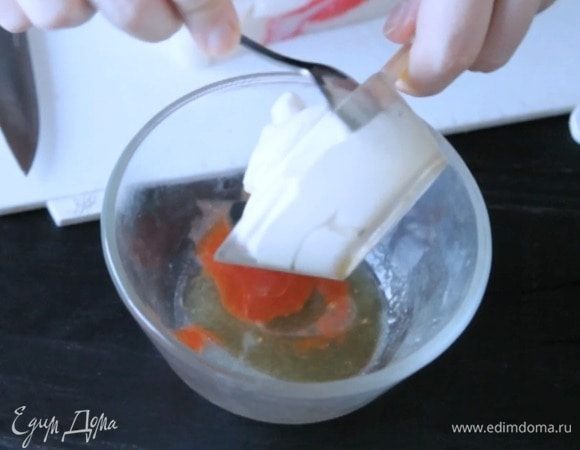 Смешать ингредиенты для заправки.