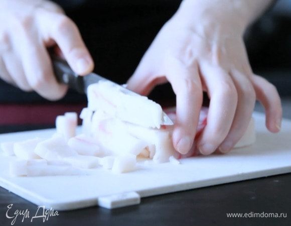 Нарезать мясо, морковь, зелень и огурец. У огурца лучше удалить семечки, чтобы не было лишнего сока.