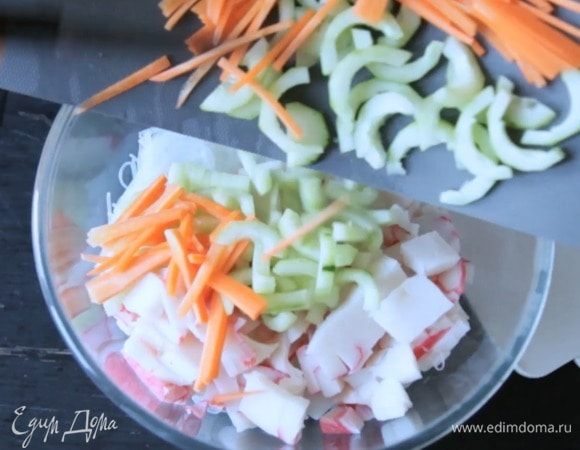 Смешать все ингредиенты в миске и заправить.