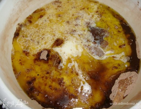 Добавляем мягкое сливочное масло, оливковое масло, яйца, миндальный экстракт, уксус и молоко. Взбиваем миксером в течении 5-ти минут.