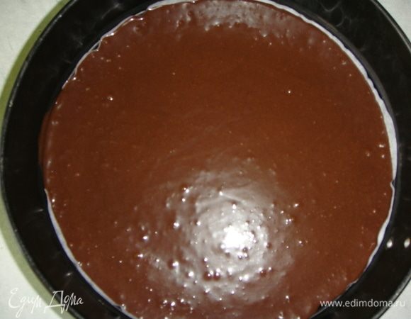 Дно формы диаметром 26 см застелить пергаментом и вылить треть массы. Поставить в разогретую до 170°C духовку на 30 минут, готовность проверяем зубочисткой.