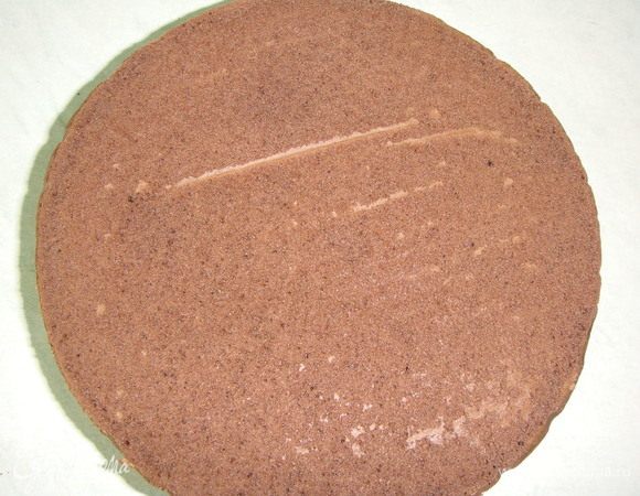 Готовый корж перевернуть на решетку и оставить до полного остывания. В итоге у нас получится 3 коржа.