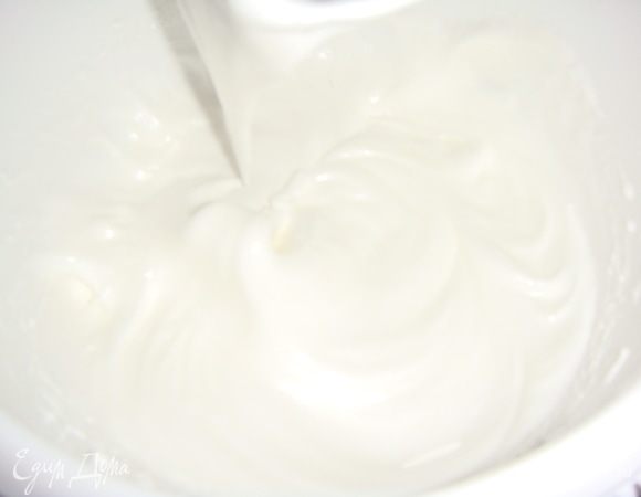 Для тыквенного бисквита белки отделить от желтков. Белки взбить до увеличения в объёме в 5–6 раз, частями добавляя 1/2 стакана сахара, взбивать до устойчивых пиков.