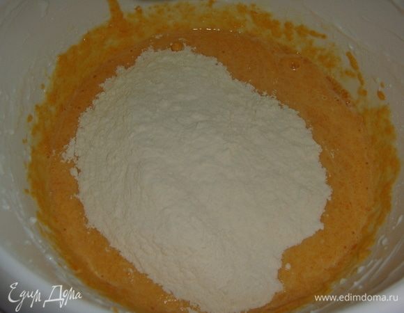 Просеять муку и перемешать лопаткой.