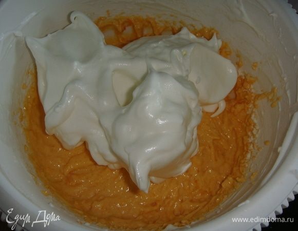 Добавляем взбитые белки и аккуратно перемешиваем снизу вверх.