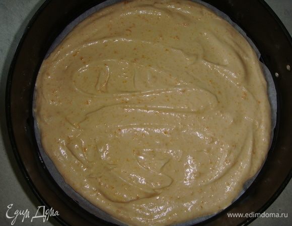 Дно формы застелить пергаментом и выложить 1/2 теста. Выпекать в разогретой до 170°C духовке 15–20 минут, готовность проверить зубочисткой.