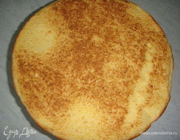 Готовый корж перевернуть на решётку и остудить. Испечь второй корж.