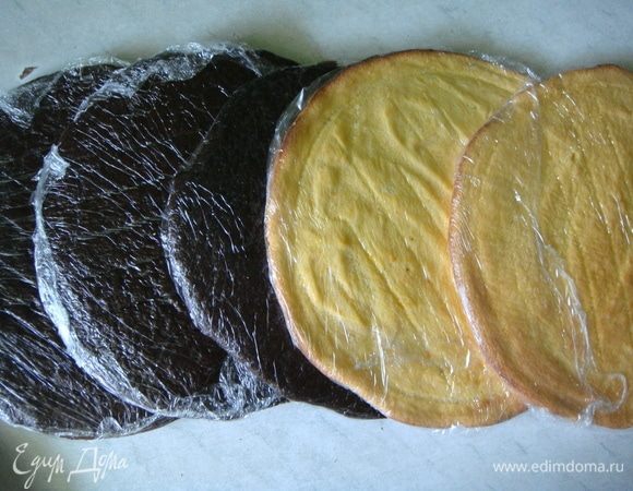 Остывшие коржи обернуть пищевой пленкой и убрать в холодильник хотя бы на пару часов, а лучше на ночь. Так влага распределится по всему коржу и у вас получатся супер влажные коржи, которые не требуют пропитки.