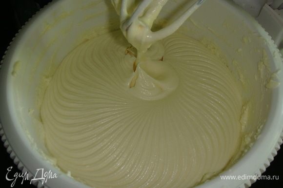 Для крема взбить сливочное масло комнатной температуры с хорошо охлажденным творожным сыром и сахарной пудрой в течении 7-ми минут.