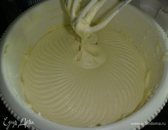 Для крема взбить сливочное масло комнатной температуры с хорошо охлажденным творожным сыром и сахарной пудрой в течении 7-ми минут.