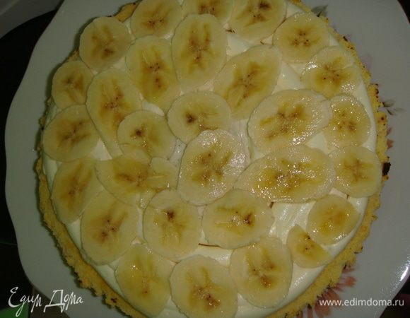 Сверху укладываем тонко нарезанный банан, накрываем тыквенным коржом, снова крем-банан-корж...