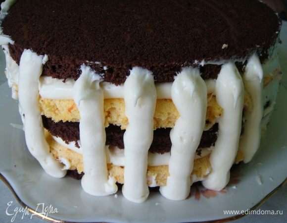 Обмазываем бока торта кремом и отправляем в холодильник на 1 час.