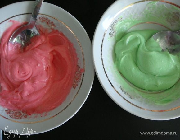 Оставшийся крем делим на две части, в одну добавить пару капель красного красителя, в другую — зеленого. Хорошо перемешать.