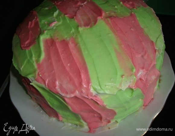 Покрываем торт еще одним слоем крема и отправляем в холодильник минут на 30.