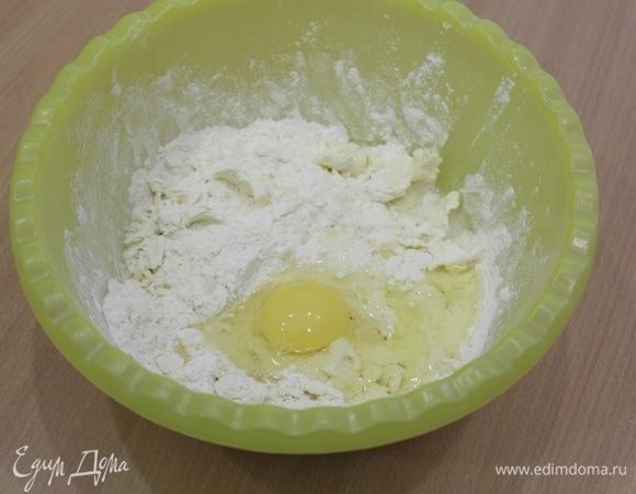 Добавляем яйцо, ледяную воду и замешиваем тесто. Собираем тесто в шар.