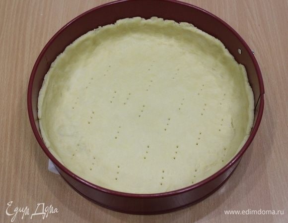 Распределить тесто по форме 24 см, сделать наколы вилкой и отправить в холодильник на 30 минут.