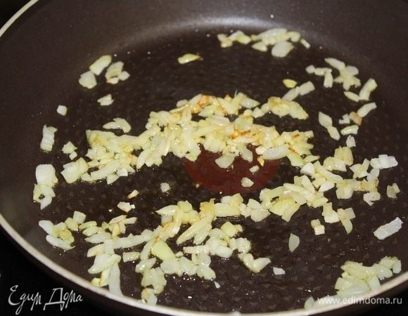 Сковороду нагреть, добавить немного сливочного и растительного масла, репчатый лук и чеснок обжаривать на среднем огне до прозрачности.