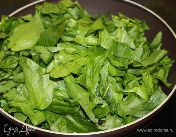 Добавляем порезанный шпинат 2–3 минуты.