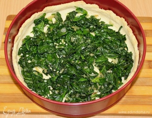 Выложить шпинат на выпеченную основу.