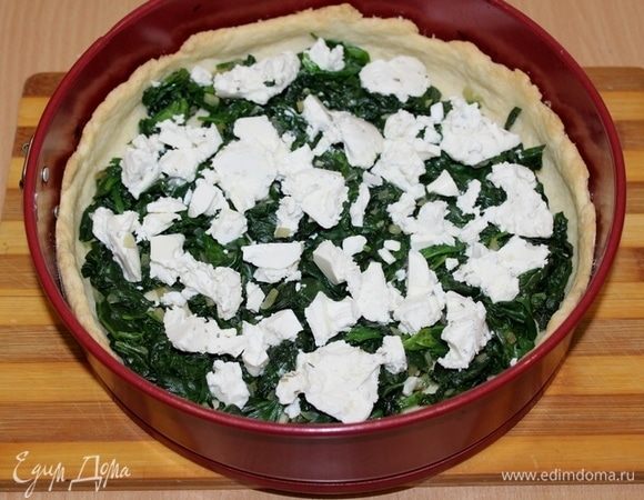 Сыр порвать кусочками.