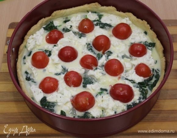 Слегка взбить сливки и яйца до однородности, сверху залить пирог. Выложить половинки помидоров.