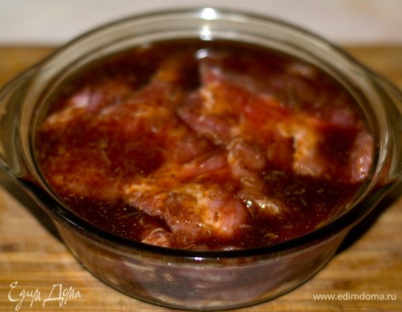 Свинину залить получившейся смесью и мариновать примерно 1 час. Можно дольше.