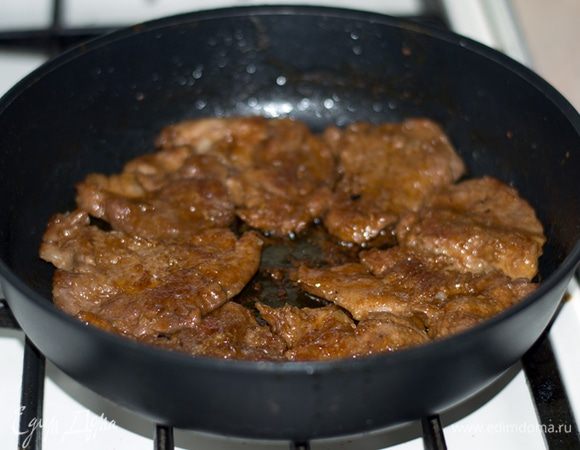 Свинину выложить на сковороду и обжарить на сильном огне до золотистого цвета. Крахмал развести в холодной воде, смешать с соусом, вылить в сковороду, добавить ломтики ананаса и тушить на слабом огне 30 минут.
