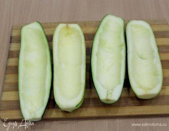 Молодые кабачки разрезать вдоль, удалить сердцевину.