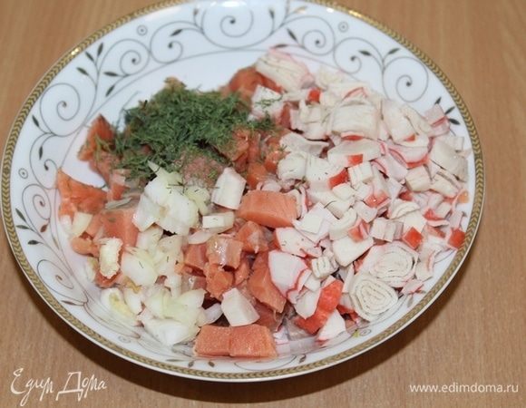 Рыбу, лук, крабовые палочки порезать на мелкие кусочки, добавить укроп.