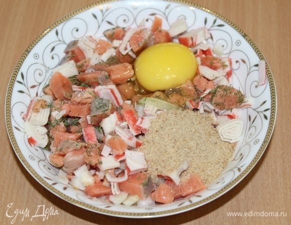 Добавить панировочные сухари и яйцо, лимонный сок. Перемешать, посолить, поперчить по вкусу.