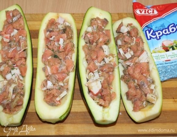 Выложить начинку.