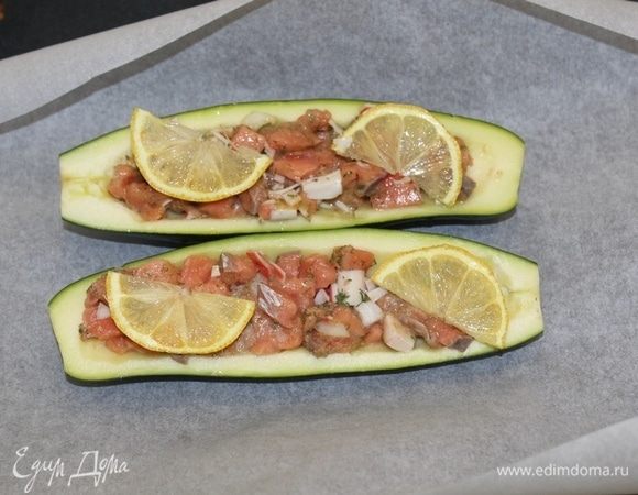 Сверху разложить дольки лимона.