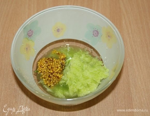 Для соуса натереть огурец, добавить горчицу.