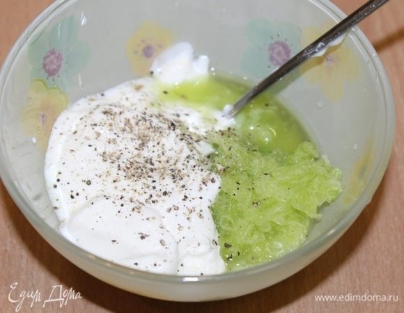 Добавить йогурт, посолить, поперчить. Перемешать, добавить лимонный сок.