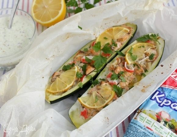 Подавать кабачки в горячем виде вместе с соусом.