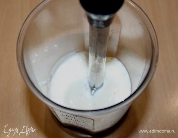 Растительное масло налить в емкость, добавить 1 яйцо и взбить до густой белой массы.