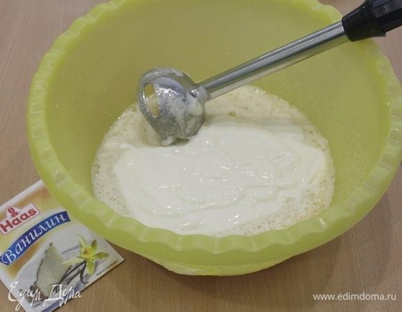 Соединить аккуратно две яичные смеси, добавить щепотку ванилина ТМ Haas.