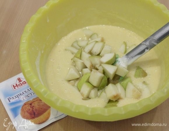 Груши очистить (я этого не сделала, на результат не повлияло), порезать кусочками, добавить в тесто, перемешать.