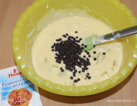 Добавить шоколадные капли.