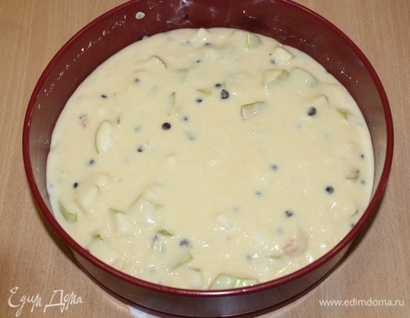 Выложить тесто в смазанную форму диаметром 24 см и отправить в разогретую духовку при 180°С.