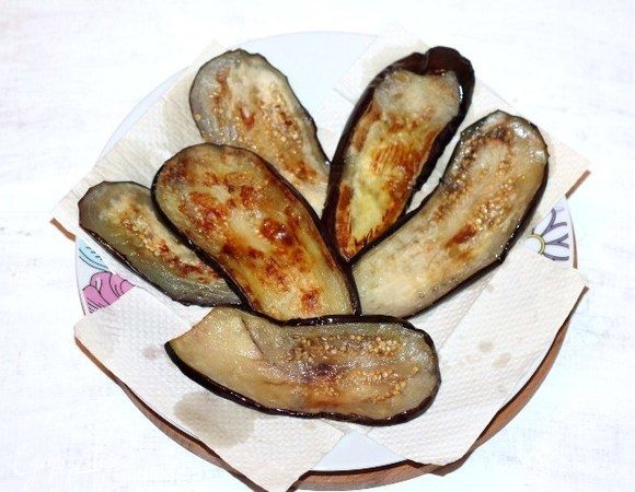 Выкладываем обжаренный баклажан на бумажное полотенце, чтобы убрать излишки масла.