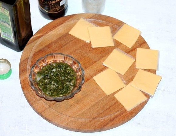 Каждую пластину сыра разрезаем на 4 части. 
Приготовим соус для баклажан. Измельченный укроп (зелень) перетираем с солью и прессованным чесноком. Добавляем бальзамический уксус и оливковое масло, перемешиваем. Если соус слишком густой, можно добавить 1 ч. л. воды.
