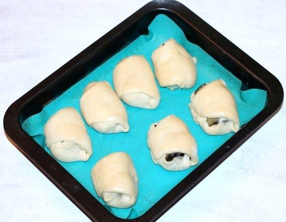 Затем переключаем духовку на 190°C. Смазываем пирожки взбитым желтком и выпекаем до золотистой корочки, приблизительно минут 20. Ориентироваться на свою духовку.
