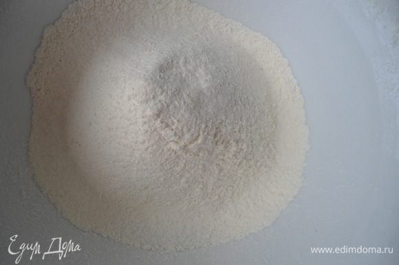 Муку просеять дважды, когда просеиваете 2 раз добавьте щепотку соли и сахару.