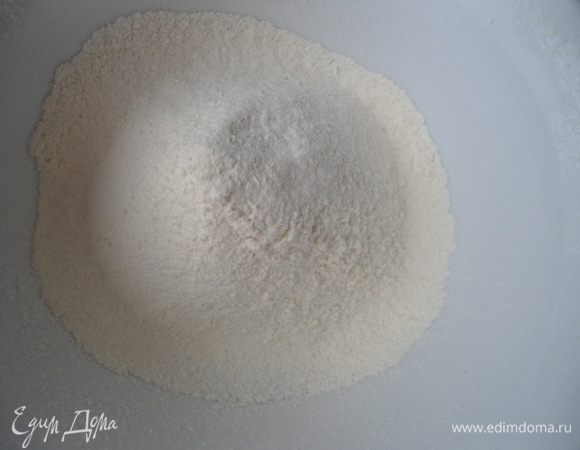 Муку просеять дважды, когда просеиваете 2 раз добавьте щепотку соли и сахару.
