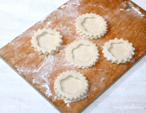 Донышко заготовок протыкаем вилкой, для того, чтобы волован при выпечке не «пузырился». Смазываем край донышка взбитым яйцом (1 шт.) и кладем кольцо. Яйцо хорошо закрепит верхнее кольцо.