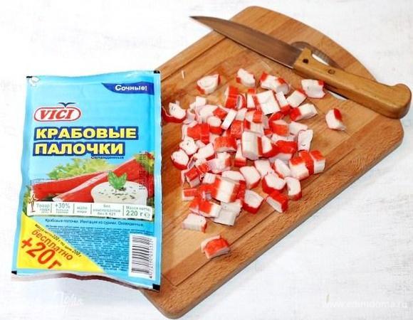 Пока остывают волованы, приготовим салат. Нарезаем небольшими кубиками крабовые палочки.