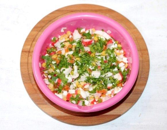 Выкладываем в большую миску нарезанные продукты. Добавляем кукурузу, измельченную петрушку, домашний майонез и соль по вкусу. Перемешиваем.