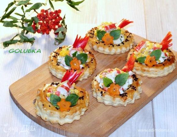 Перед подачей к столу раскладываем салат в волованы.