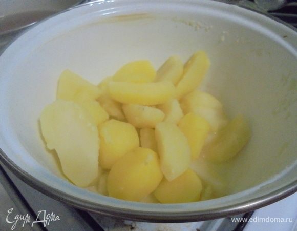 Картофель очистить и отварить в подсоленной воде до готовности. Растолочь в пюре.